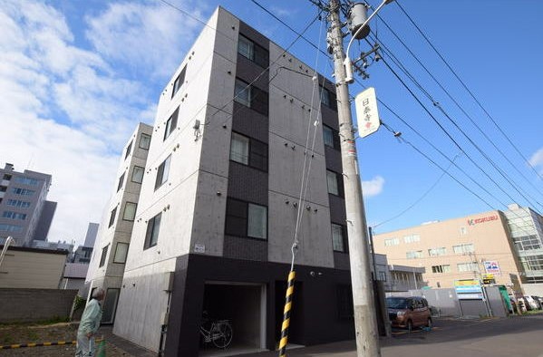 札幌市中央区南六条西のマンションの建物外観