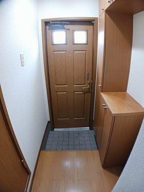 【ラシーヌ弐番館の玄関】