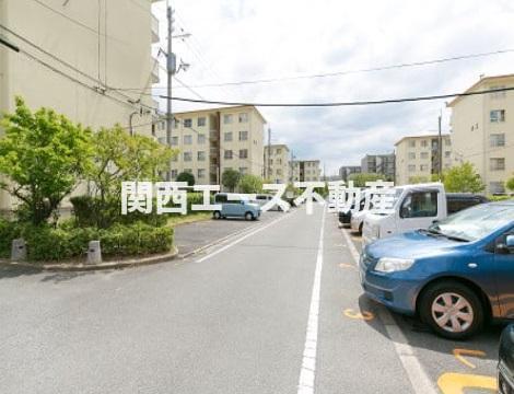 【枚方市牧野北町のマンションの駐車場】