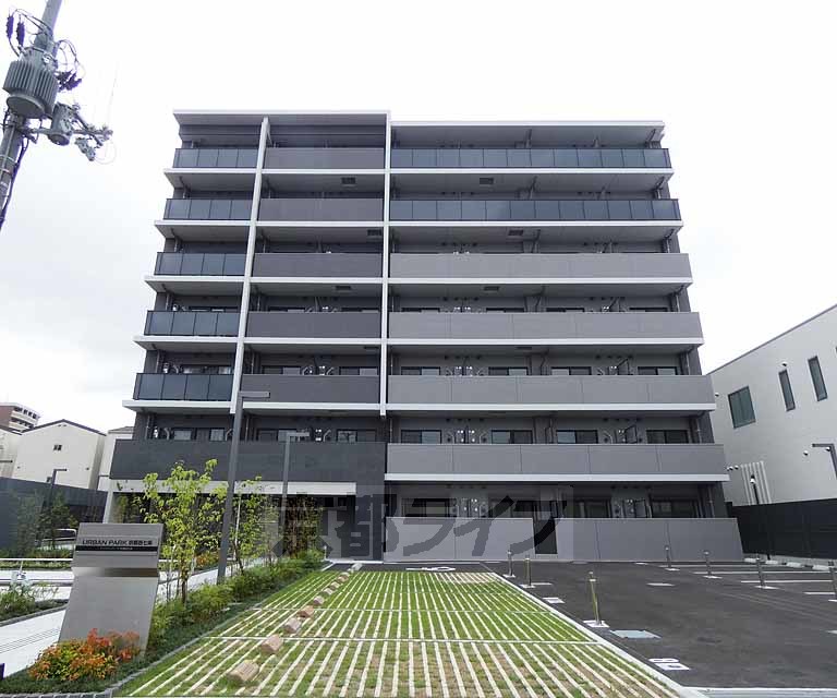 京都市下京区西七条比輪田町のマンションの建物外観