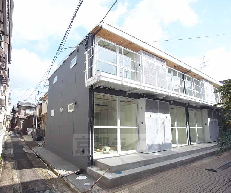 【京都市左京区岡崎西福ノ川町のアパートの建物外観】