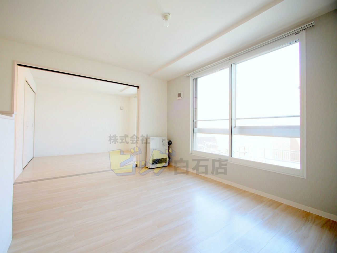 居室・リビング　窓が大きく明るいリビングです♪