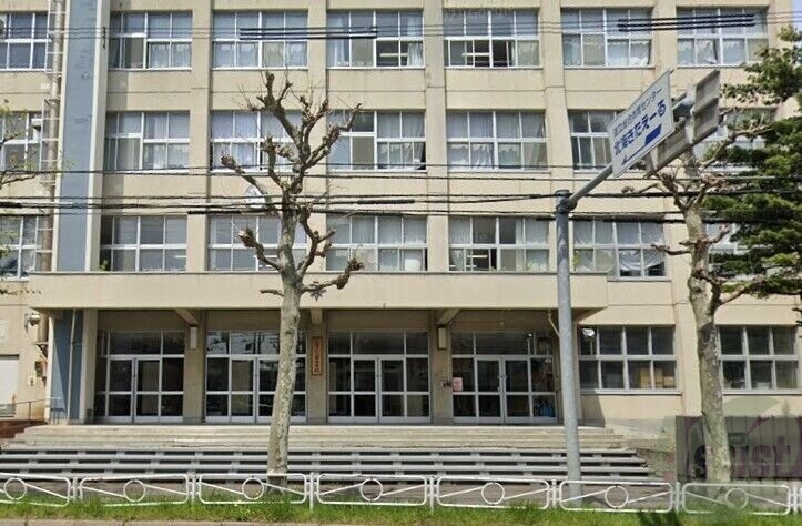 中学校　札幌市立八条中学校（中学校）まで696m