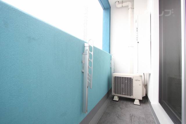 バルコニー　バルコニーもブルー！こだわり感じますね