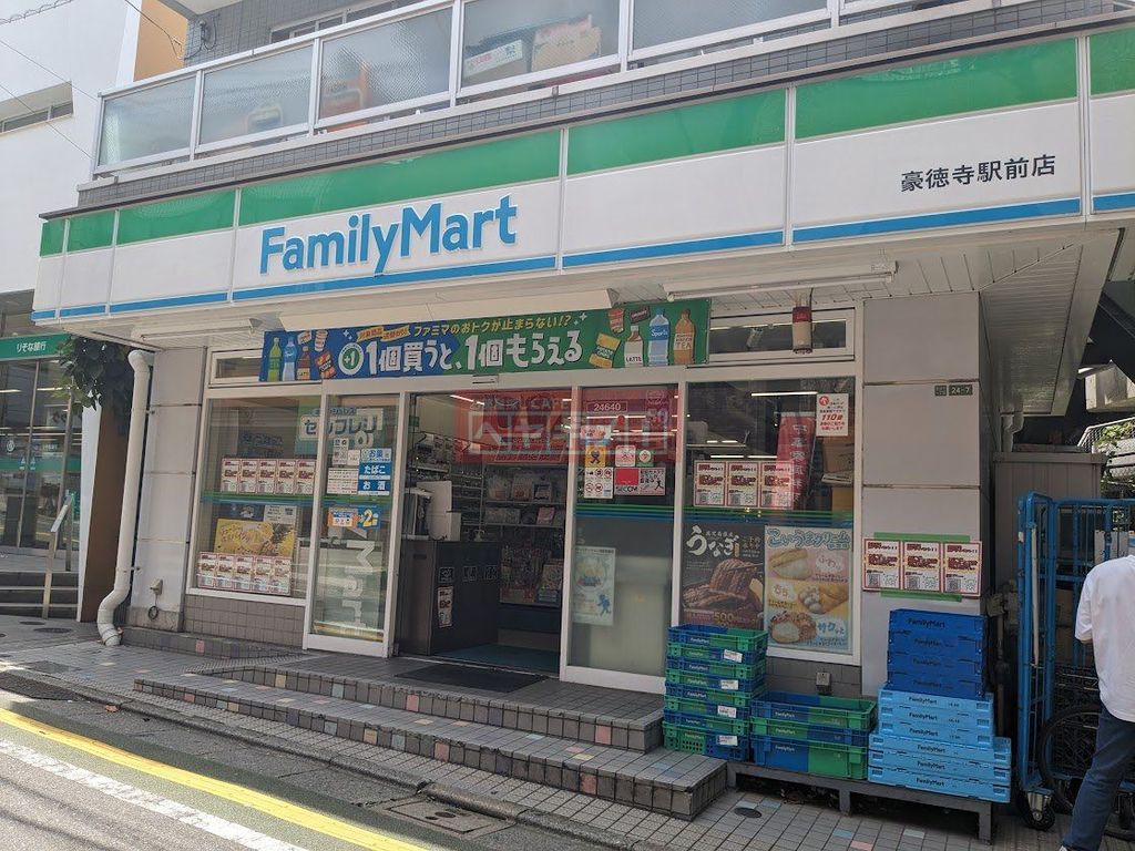 コンビニ　ファミリーマート世田谷山下店（コンビニ）まで350m