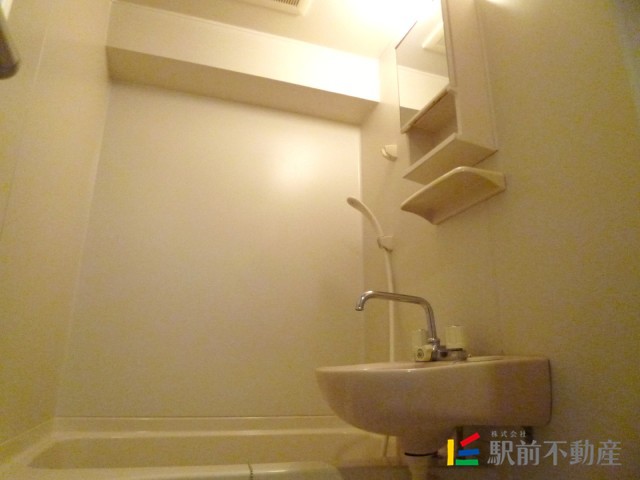 バス・シャワールーム　鏡、洗面台付きのお風呂＾＾