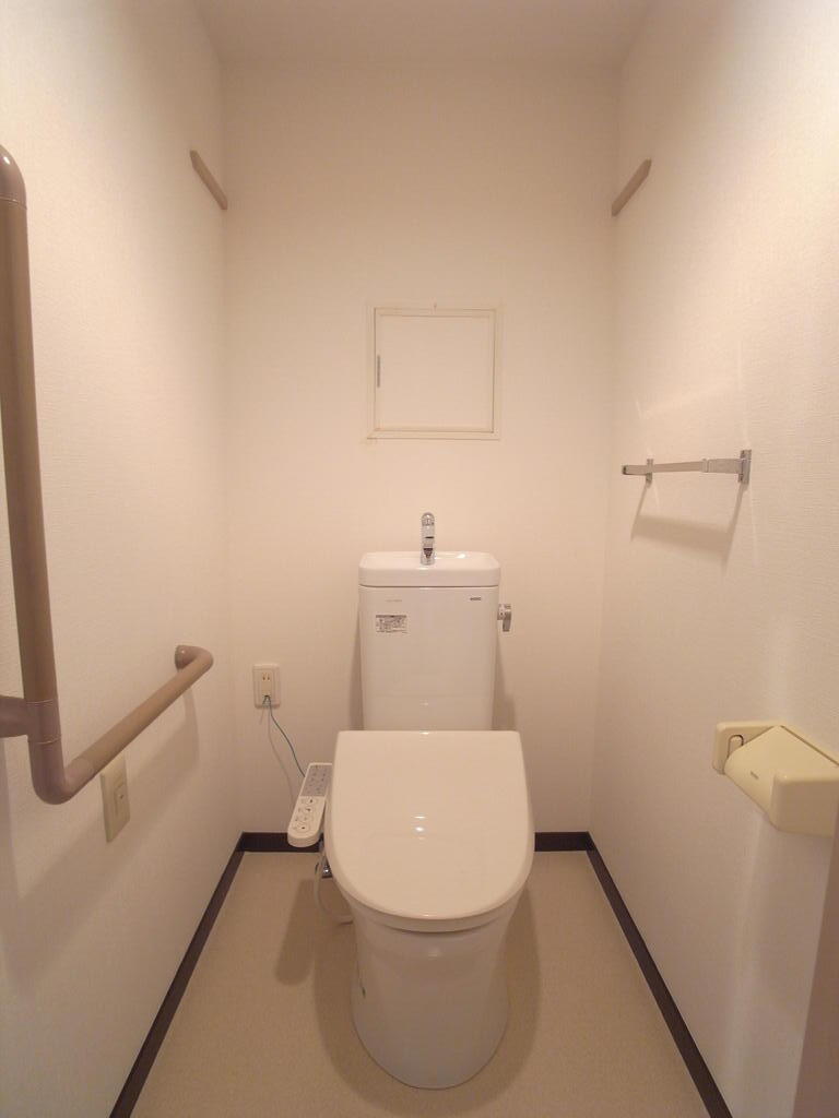 トイレ　211号室の写真になります。（間取り同じ）
