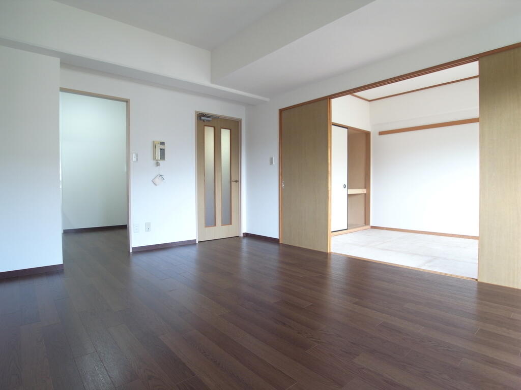 居室・リビング　211号室の写真になります。（間取り同じ）