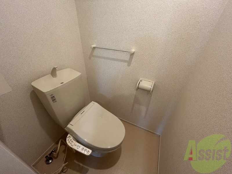 トイレ　トイレはウォシュレット機能付きです。安心して使用できますね。