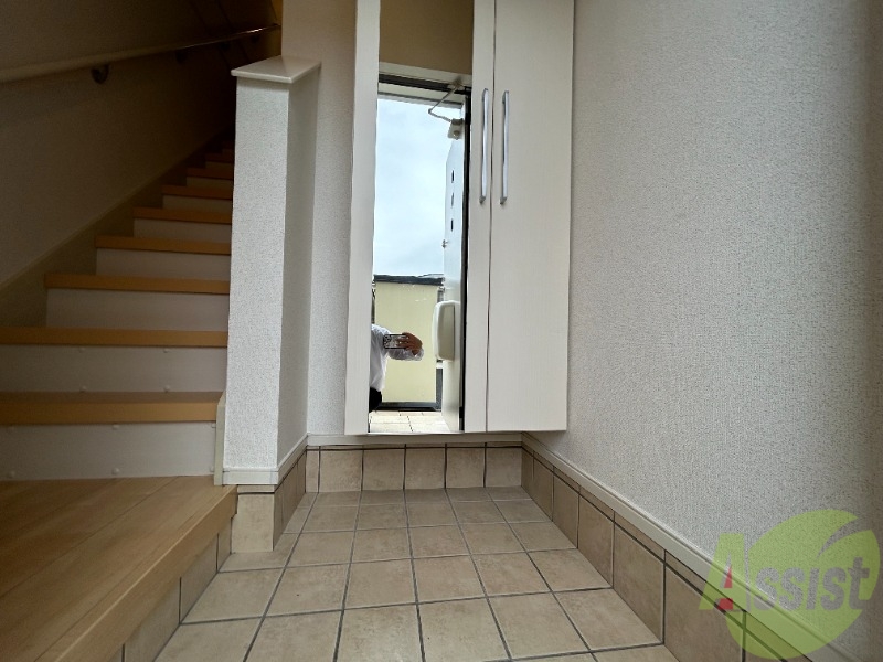 玄関　玄関からの様子です。すぐ部屋が見えないのは安心ですね。