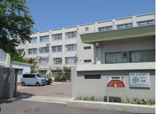 中学校　高槻市立第七中学校（中学校）まで641m