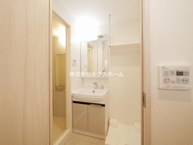 洗面設備　独立洗面台、朝の身支度には欠かせません