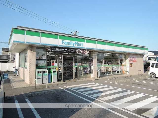 コンビニ　ファミリーマート（コンビニ）まで400m