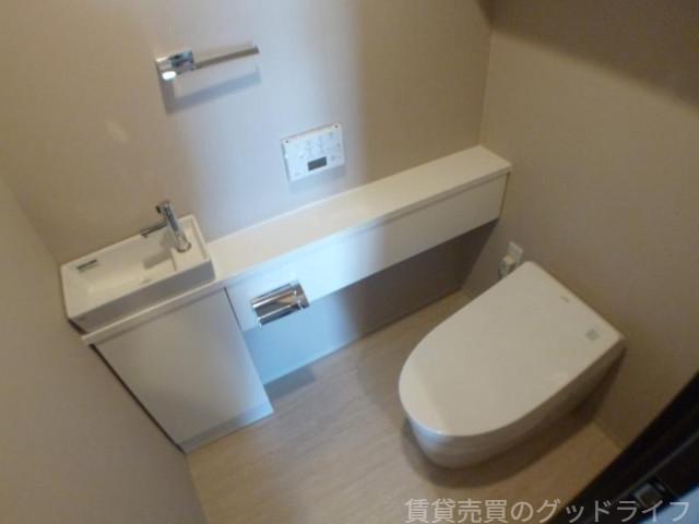 トイレ　スタイリッシュなタンクレストイレです。