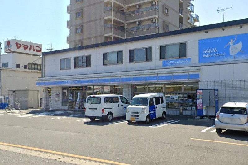 コンビニ　ローソン 半田昭和町四丁目店（コンビニ）まで301m