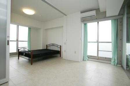 居室・リビング　白を基調とした開放感溢れるルームデザイン