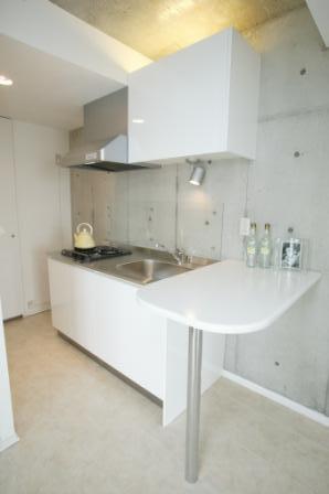 キッチン　清潔感溢れる白を基調としたシステムキッチン☆カウンター付き