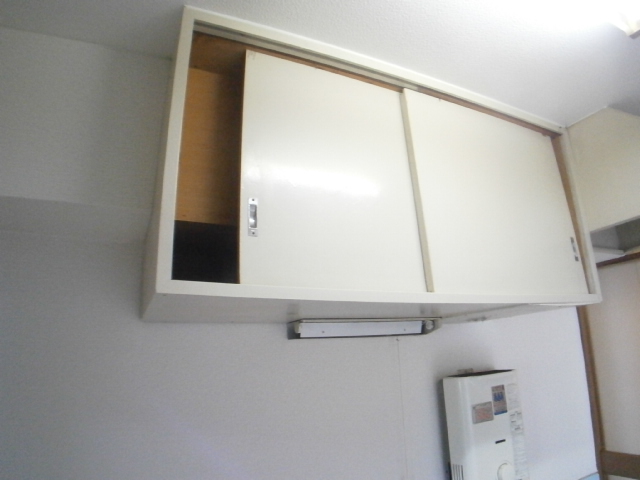 キッチン　キッチン上部には便利な棚