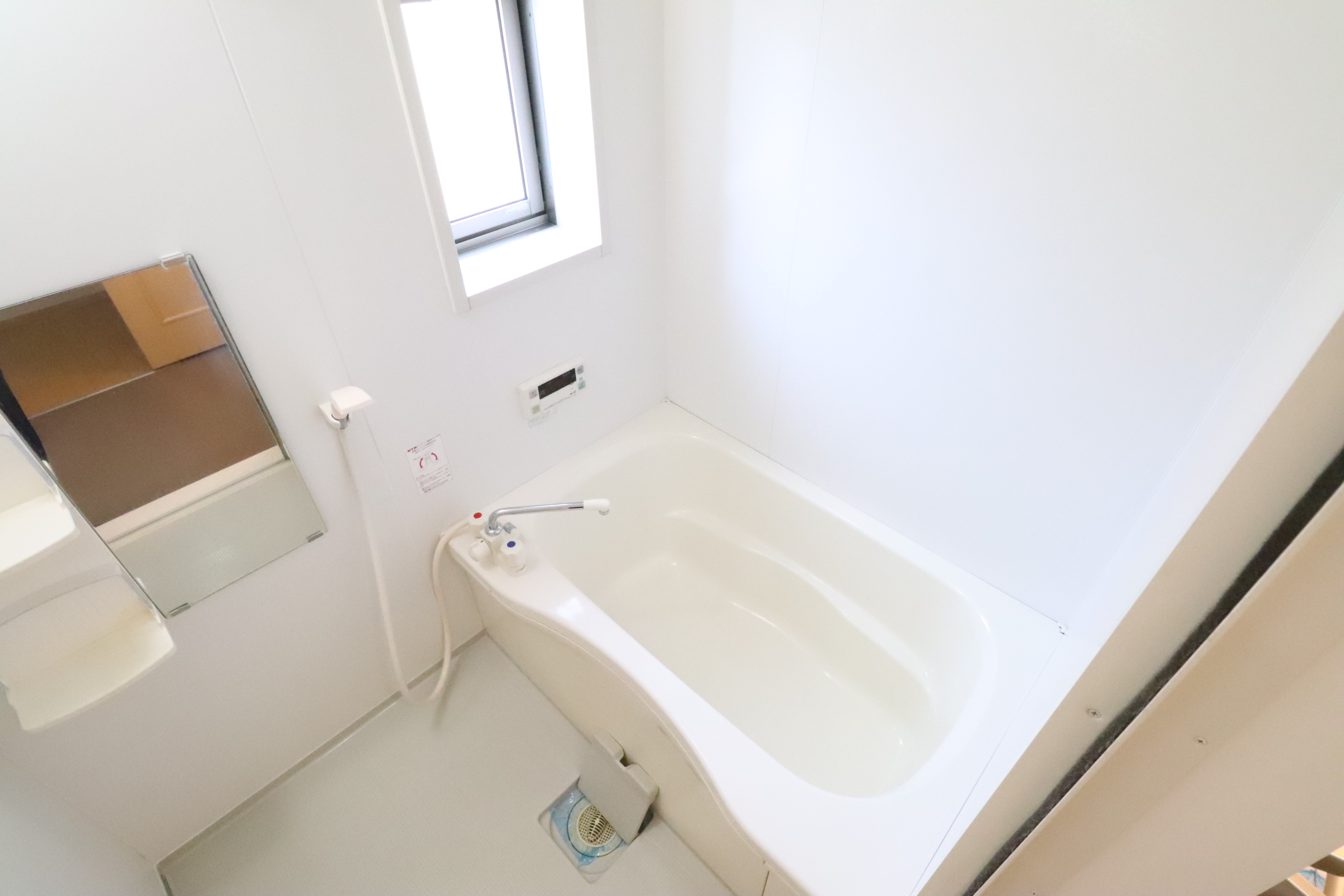 バス・シャワールーム　窓付きの浴室です！