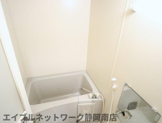 バス・シャワールーム　コンパクトで使いやすいお風呂です