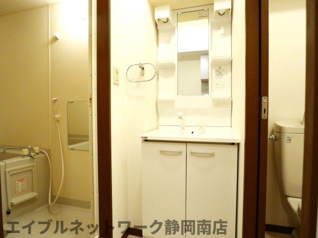 洗面設備　使いやすい洗面所です