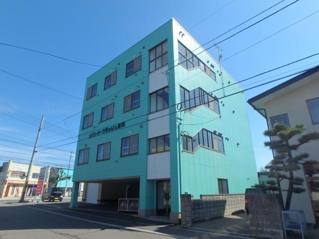 函館市富岡町のアパートの建物外観