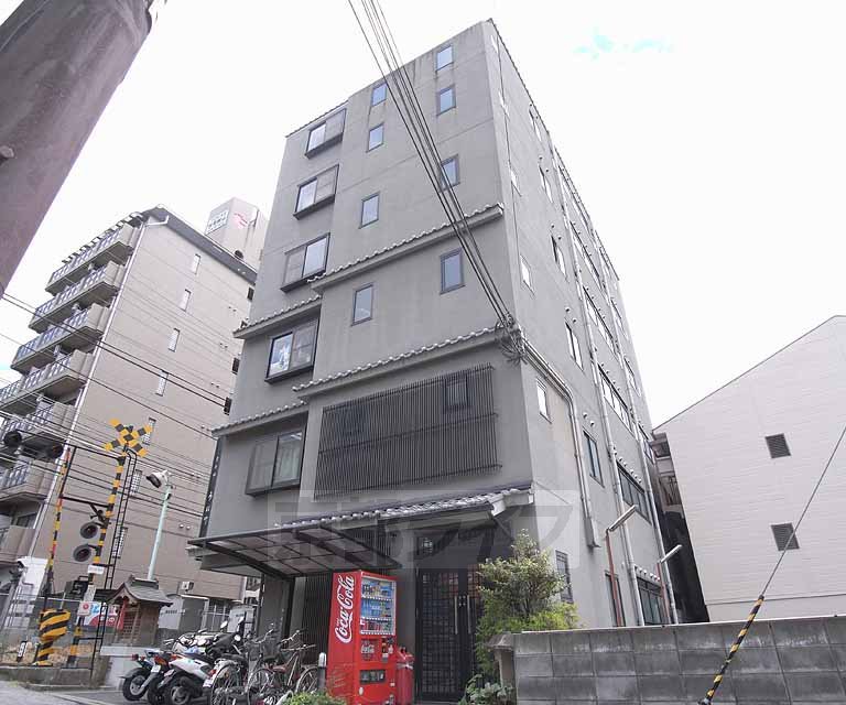 京都市伏見区魚屋町のマンションの建物外観