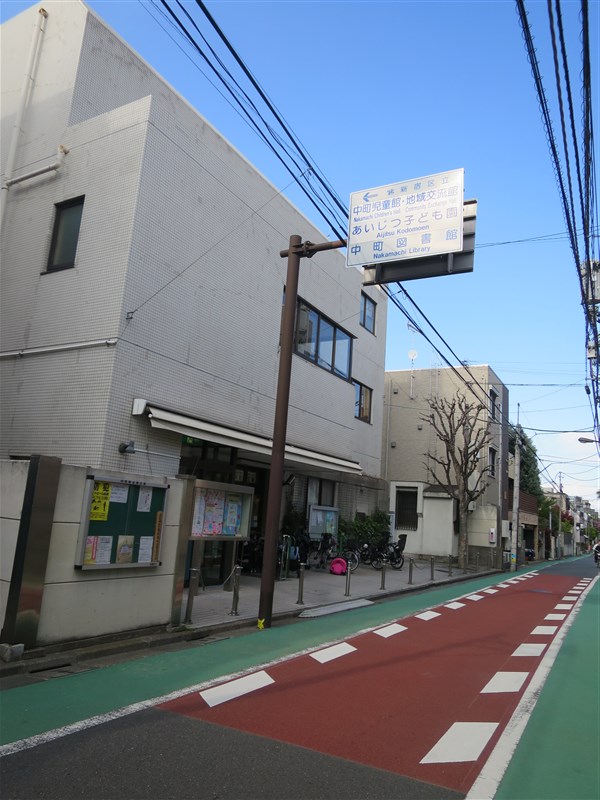 【牛込神楽坂駅前ビルの図書館】