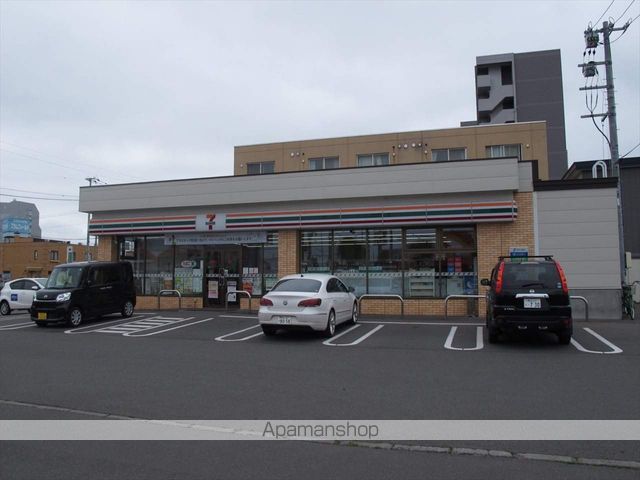 コンビニ　セブンイレブン（コンビニ）まで656m