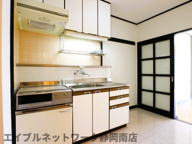 キッチン　コンパクトなキッチンで掃除もラクラク