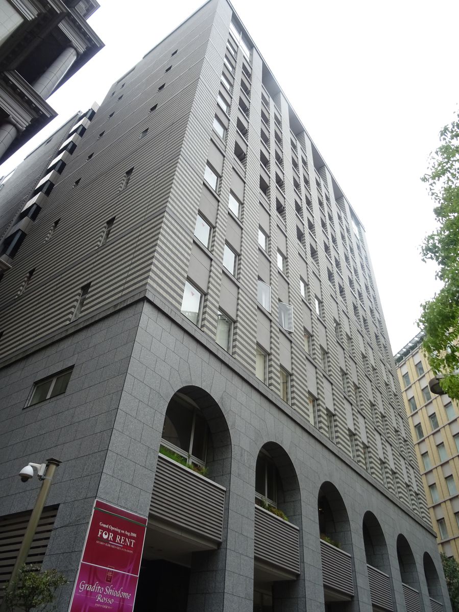 港区東新橋のマンションの建物外観