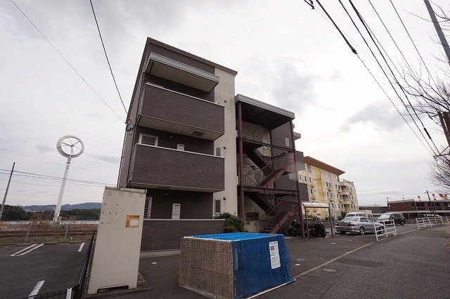 北九州市若松区くきのうみ中央のアパートの建物外観