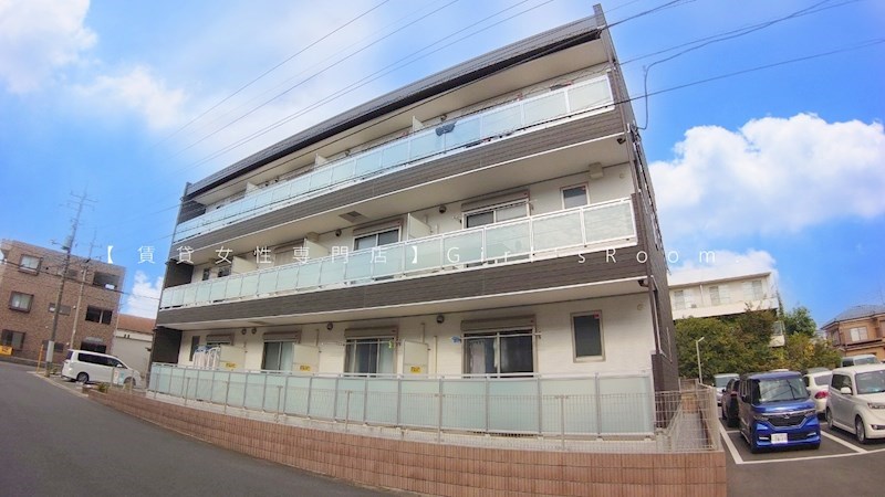 吉川市高富のマンションの建物外観