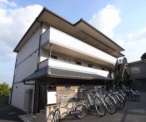 京都市北区衣笠赤阪町のマンションの建物外観