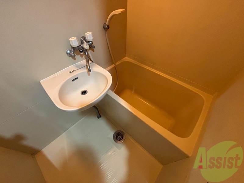 バス・シャワールーム　バスルームは狭すぎず、シャワーも浴びやすそうです。