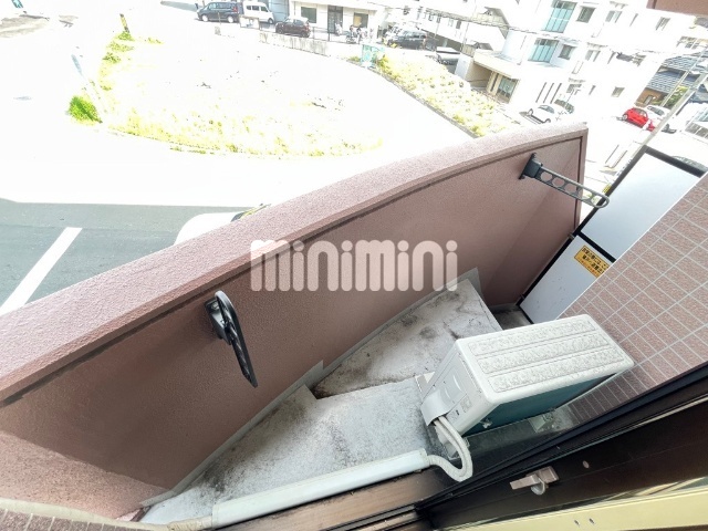 バルコニー　天気の良い日に洗濯物も干せますよ。