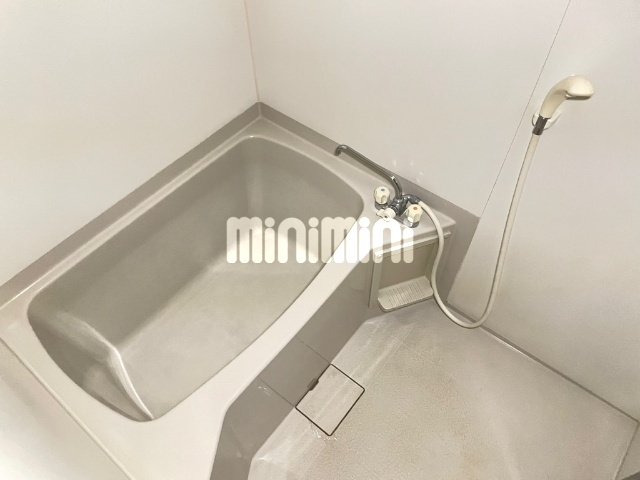 バス・シャワールーム　一日の疲れを癒せそうなバスです。