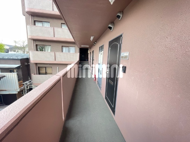 その他共有部分　清潔感ある廊下です。