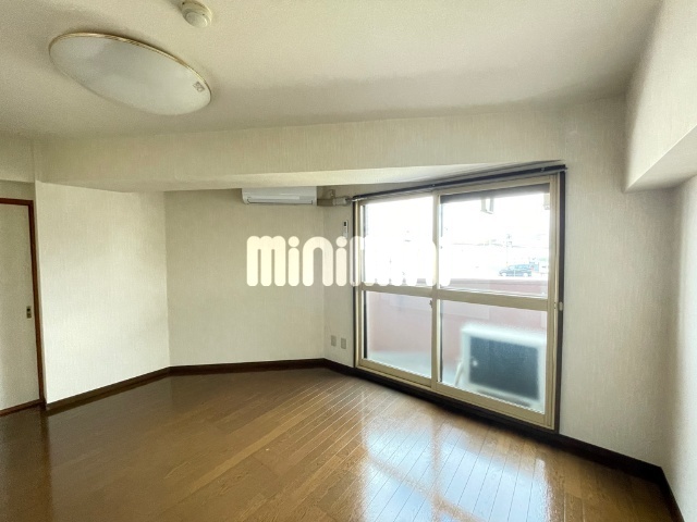 居室・リビング　広々フローリングの洋室でございます。