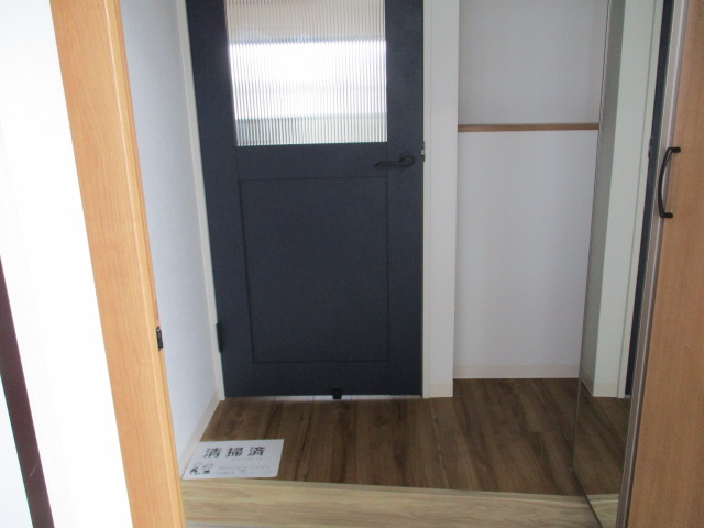 浜松市中央区 4階建 築8年の玄関写真