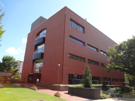 図書館　久留米市立中央図書館（図書館）まで2390m