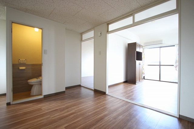 居室・リビング　同物件、別号室のものです。