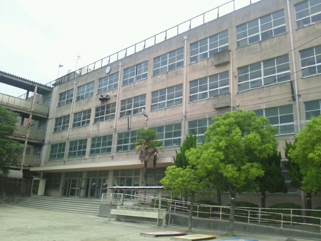 小学校　岩田西小学校（小学校）まで603m