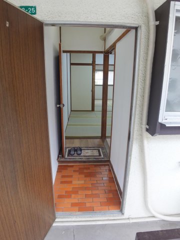 玄関　タイルのぬくもりが心をほっと包む玄関。