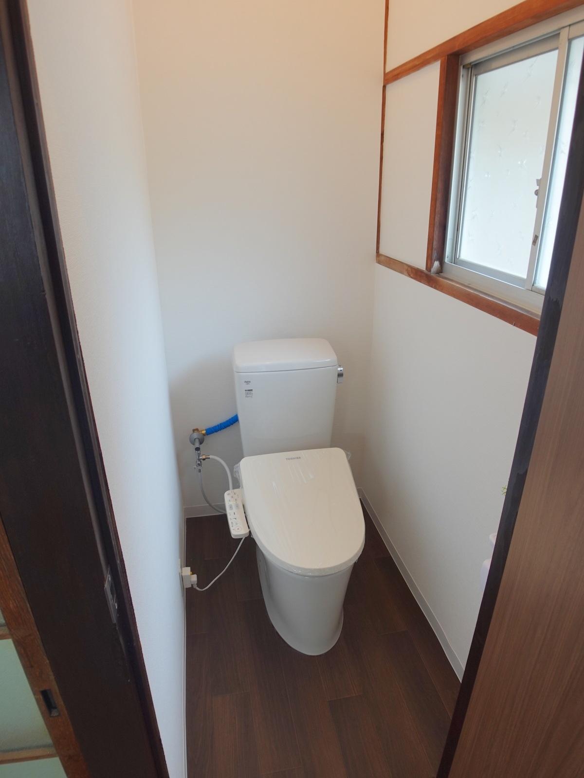 トイレ　清らかな和モダン空間。便器・便座・タンクすべて新品です。
