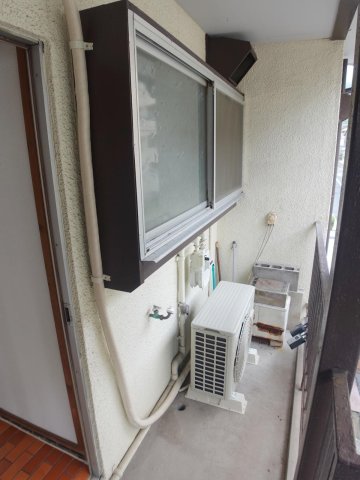 その他　屋根付きで安心の洗濯機置き場。雨の日も安心です。