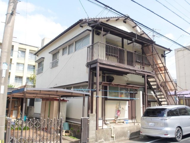 建物外観　歴史を感じる外観と、リフォームされた快適な内装。