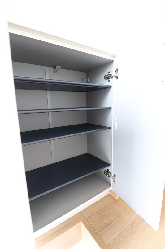 玄関　コンパクトながら収納力のある下駄箱