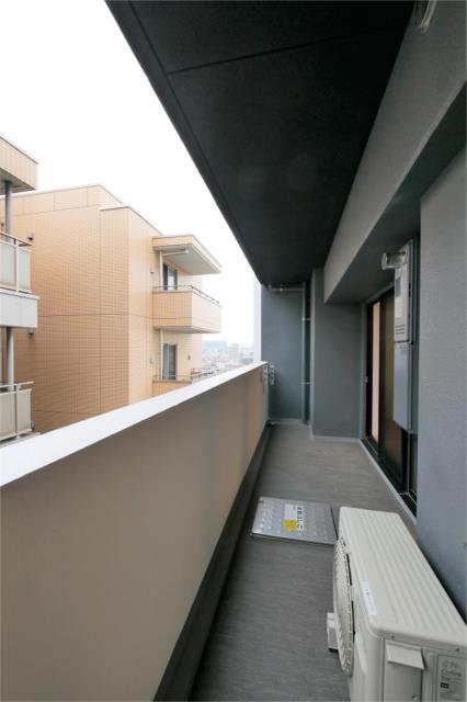 バルコニー　暖かな日差しのふりそそぐバルコニー