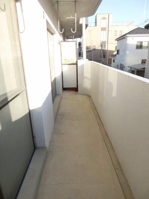 バルコニー　※同タイプの別の部屋の写真です。
